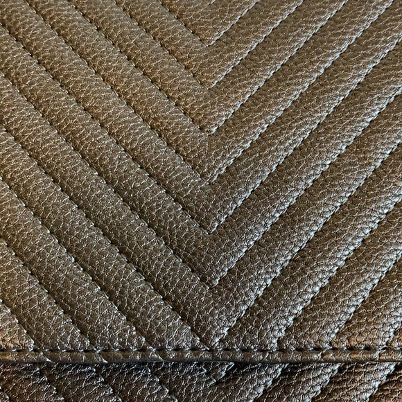 “C” Silver snap front clutch with chain - Picture 2 of 6